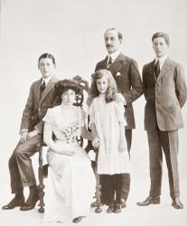 Charles Hardinge, 1st Baron Hardinge of Penshurst, 1858 – 1944. British diplomat, statesman and Viceroy of India from 1910 to 1916. Seen here with his wife and family in 1910. From The Year 1910 Illlustrated. | Obraz na stenu