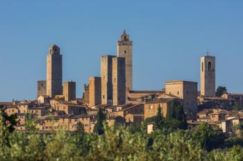 San Gimignano, Siena Province, Tuscany, Italy. The famous towers of the medieval town. The historic centre of San Gimignano is a UNESCO World Heritage Site. (photo) | Obraz na stenu