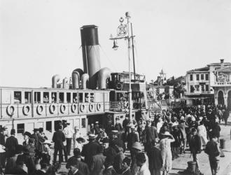 Ferry lands passengers on the island of Prinkipo off the coast of Istanbul, c.1920 (b/w photo) | Obraz na stenu