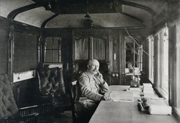 Philippe Petain (1856-1951) seen in railway carriage office in Autumn 1915 (photo) | Obraz na stenu