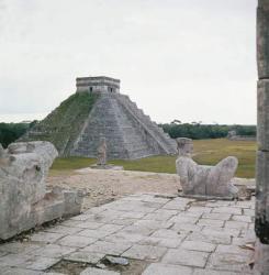 El Castillo, view from the Temple of Warriors, showing Chacmool (photo) | Obraz na stenu