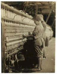 Young doffers replacing full bobbins at North Pownal, Vermont, 1910 (b/w photo) | Obraz na stenu