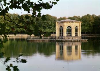 View of the Etang des Carpes with the octagonal pavilion (photo) | Obraz na stenu