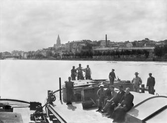 Boatmen on the Rhone near Bourg Saint Andreal, early 20th century (b/w photo) | Obraz na stenu