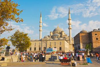 Istanbul, Turkey. Yeni Cami, or the New Mosque and the square in front. | Obraz na stenu
