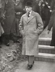 King Edward VIII visiting South Wales to inspect the Pen-y-garn Housing Estate in 1936. From Edward VIII His Life and Reign. | Obraz na stenu