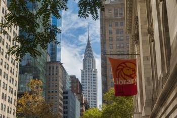 New York, New York State, United States of America. Looking up 42nd Street from outside the New York Public Library towards the art deco Chrysler Building. (photo) | Obraz na stenu