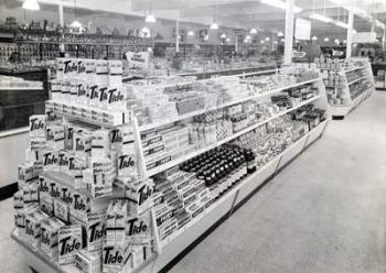 Soap powder aisle, Woolworths store, 1956 (b/w photo) | Obraz na stenu