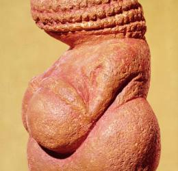 Female figurine known as the Venus of Willendorf, side view detail of torso, Gravettian culture, Upper Palaeolithic Period, c.30000-18000 BC (oolitic limestone coloured with red ochre) (detail of 54145) | Obraz na stenu