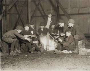 Gang of Newsboys at 10:00 p.m., 1910 (b/w photo) | Obraz na stenu
