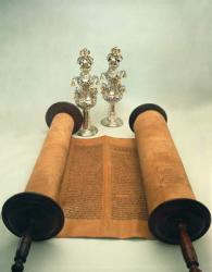 Torah scroll with Silver Crown finials (paper, wood & silver) | Obraz na stenu