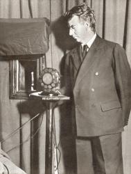 John Logie Baird, 1888 - 1946. Seen here watching the first televised play in 1930. From The Story of 25 Eventful Years in Pictures, published 1935. | Obraz na stenu