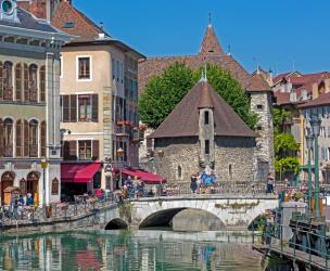 Annecy, Haute-Savoie department, Rhone-Alpes, France. Palais de l'Isle in the middle of the Thiou river. | Obraz na stenu