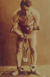 Harry Houdini in chains, c.1899 (b/w photo) | Obraz na stenu