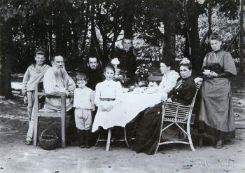 Family portrait of the author Leo N. Tolstoy, from the studio of Scherer, Nabholz & Co. (b/w photo) | Obraz na stenu