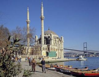 View of the Mosque of Abdulmecid at Ortakoy with the Bosphorous Bridge in the background (photo) | Obraz na stenu