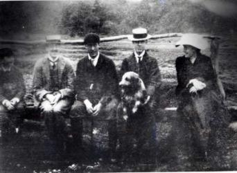 James and Lytton Strachey with Thoby, Adrian and Virginia Stephen in Fritham, Hampshire, 1901 (b/w photo) | Obraz na stenu