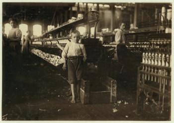 8 year old Leo, only 4 feet tall, picks up bobbins for 15 cents a day at Elk Cotton Mills, Fayetteville, Tennessee, 1910 (b/w photo) | Obraz na stenu