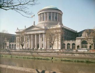 Four Courts, Dublin, seen from the River Liffey, built 1796-1802 (photo) | Obraz na stenu