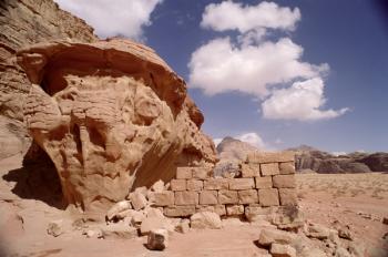 Lawrence of Arabia's house during his occupation of Wadi Rum in 1917 (photo) | Obraz na stenu