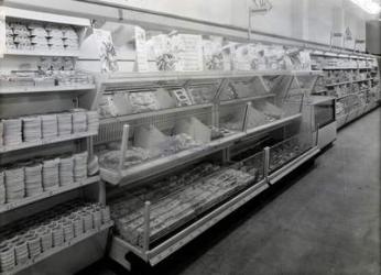 Delicatessen aisle, Woolworths store, 1956 (b/w photo) | Obraz na stenu