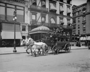 A 5th Ave stage, New York, N.Y., c.1900-10 (b/w photo) | Obraz na stenu
