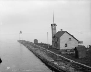 Entrance to St. Mary's Canal, Sault Ste. Marie, Michigan, c.1900-06 (b/w photo) | Obraz na stenu