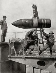 French gunners loading 400 mm shell into cannon in 1916. | Obraz na stenu