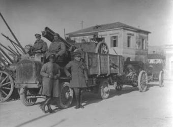 British soldiers in Italy during WWI transporting a field gun (b/w photo) | Obraz na stenu