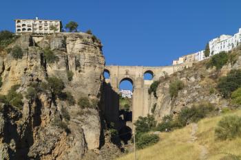 The town on both sides of the El Tajo gorge, seen from below, Ronda, Malaga Province, Andalusia, Southern Spain (photo) | Obraz na stenu