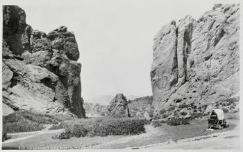 The Gateway and Pike's Peak (b/w photo) | Obraz na stenu