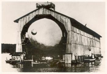 The prototype airship Zeppelin LZ1 in floating hangar in the Bay of Manzell, Lake Constance, Friedrichshafen, 1900 (b/w photo) | Obraz na stenu