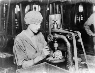 Woman countersinking detonator tube hole and filling hole in hand grenade at Westinghouse Electric & Mfg. Co., East Pittsburgh, Pa., during World War I, 1914-18 (b/w photo) | Obraz na stenu