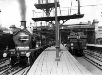 Platforms at Charing Cross Station, 1913 (b/w photo) | Obraz na stenu