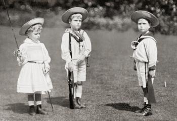 Princess Mary, Prince Edward, later King Edward VIII, and Prince Albert as children. From Edward VIII His Life and Reign. | Obraz na stenu