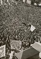 Open air demonstration during the Transport Strike, 1912, from 'The Year 1912', published London, 1913 (b/w photo) | Obraz na stenu