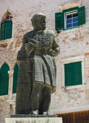 Statue of Giorgio da Sebenico, Sibenik, Croatia (photo) | Obraz na stenu