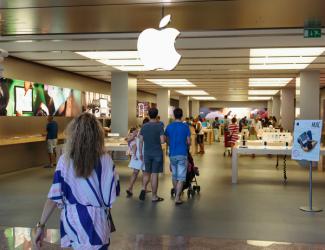 Marbella, Costa del Sol, Malaga Province, Andalusia, southern Spain. La Canada shopping centre. The Apple Mac store. | Obraz na stenu