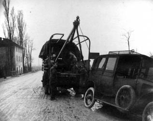 British soldiers towing a motor vehicle in Italy during WWI (b/w photo) | Obraz na stenu