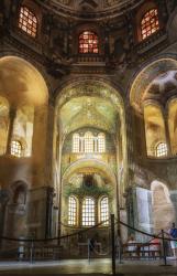 Visitors admiring mosaics in San Vitale basilica, Ravenna, Ravenna Province, Italy (photo) | Obraz na stenu