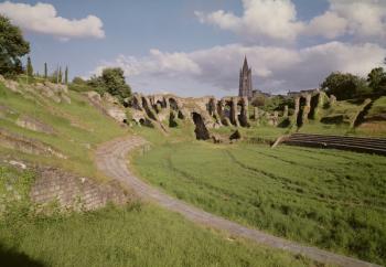 View of the amphitheatre, built under Emperor Claudius (41-54 AD) (photo) | Obraz na stenu