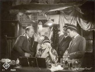 Still from the film "The Blue Angel" with Marlene Dietrich, 1930 (b/w photo) | Obraz na stenu