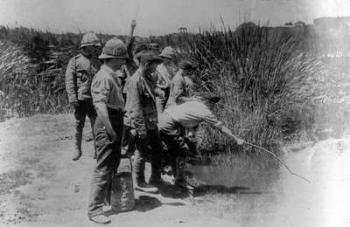 Off duty soldiers during WWI, fishing for sticklebacks (b/w photo) | Obraz na stenu