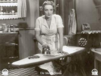 Still from the film "Blonde Venus" with Marlene Dietrich, 1932 (b/w photo) | Obraz na stenu