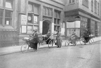 Women acting as Postmen, War Office photographs, 1916 (b/w photo) | Obraz na stenu