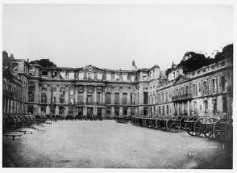 Cannons in the Courtyard of the Chateau de Saint-Cloud, 1870-1881 (b/w photo) | Obraz na stenu
