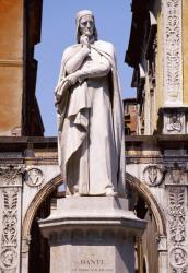Statue of Italian poet Alighieri Dante in Piazza dei Signori, Verona, Veneto, Italy (photo) | Obraz na stenu
