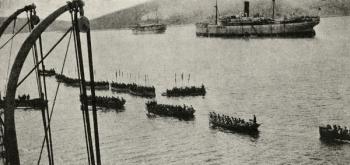 A landing force leaving the transports for the shore during the Gallipoli Campaign, from 'The Great War: A History', volume III, 1916 (b/w photo) | Obraz na stenu