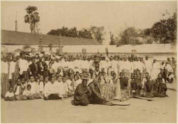 Devotions at the Arakan Pagoda, Mandalay, Burma, late 19th century (albumen print) (b/w photo) | Obraz na stenu