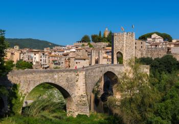 Besalu, Girona Province, Catalonia, Spain. Fortified bridge known as El Pont Vell, the Old Bridge, crossing the Fluvia river. Documents dating back to the 11th century mention a bridge on this site. (photo) | Obraz na stenu